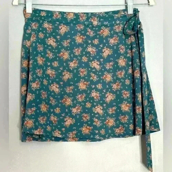 American Eagle Mini Floral Skirt (405) - Picture 6 of 11
